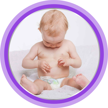 Baby mit Neurodermitis kratzt sich.