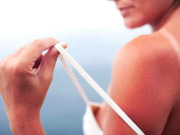 Femme avec un coup de soleil se demande si une pommade peut guérir un coup de soleil