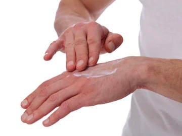 Traitement d’une réaction allergique sur les mains.