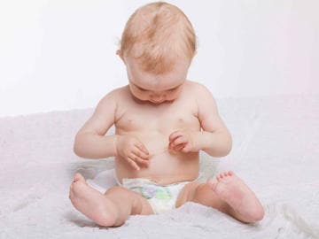 Un bébé atteint de névrodermite se gratte.