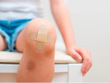 Junge mit Pflaster auf dem Knie: Die richtige Wundversorgung ist auch bei kleinen Wunden wichtig.