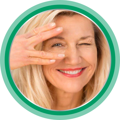Frau zwinkert mit Auge