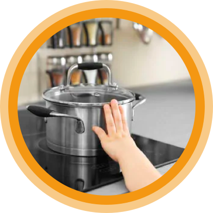 Enfant en train de saisir une casserole brûlante